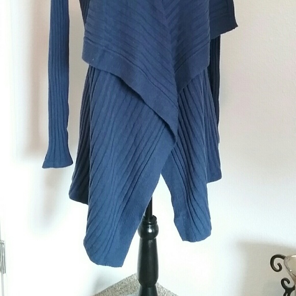 Super cute sweater - Picture 2 of 3